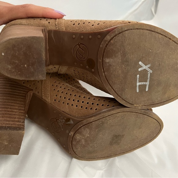 Lucky Brand Larise Tan Perforated Suede Ankle Open Toe Booties Sz 8.5 - Picture 5 of 5